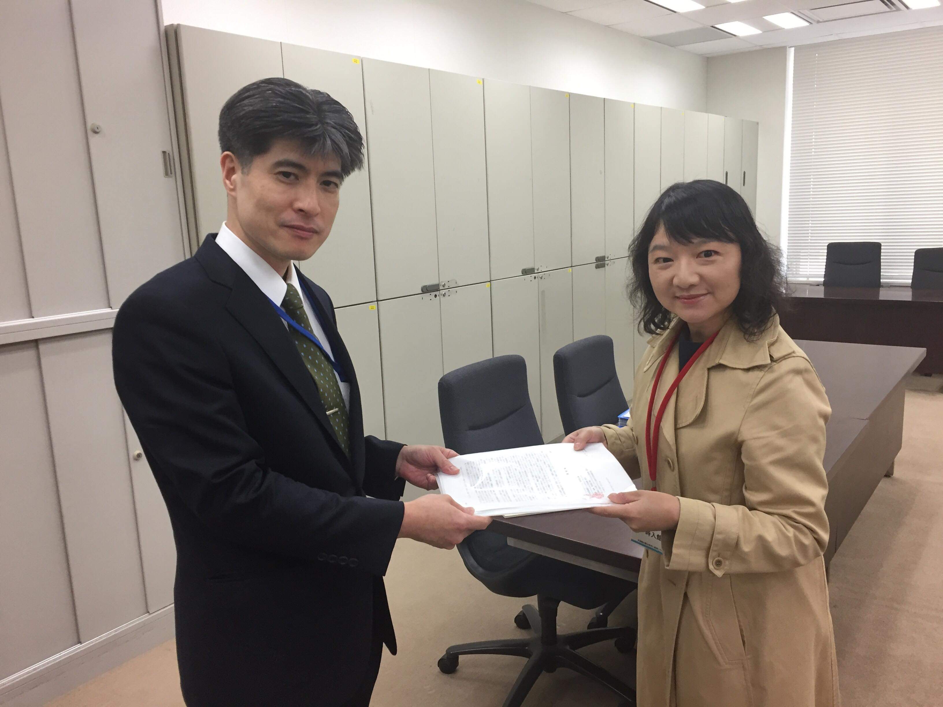 サイマル講師は、解雇撤回を訴える